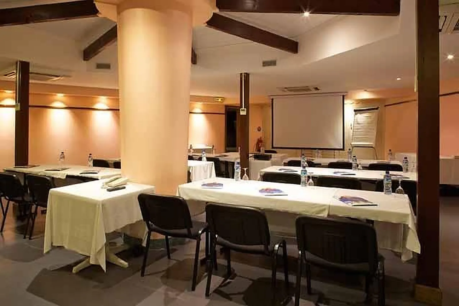 Lieux événementiels, HÔTEL BAKOUA