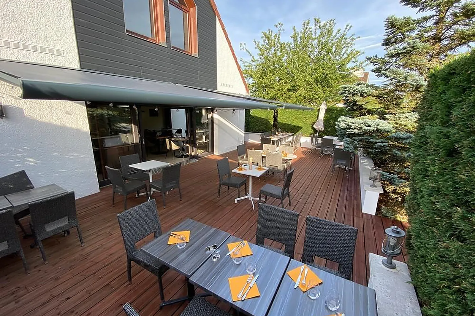 Lieux événementiels, HÔTEL CASTEL BURGOND ET LE DOUBLE V RESTAURANT