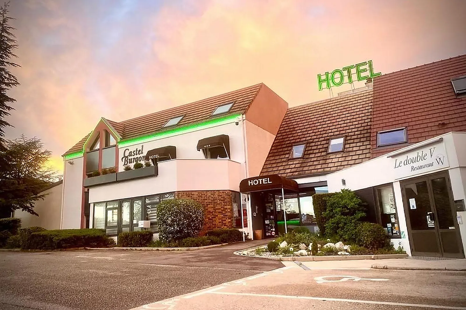 Lieux événementiels, HÔTEL CASTEL BURGOND ET LE DOUBLE V RESTAURANT