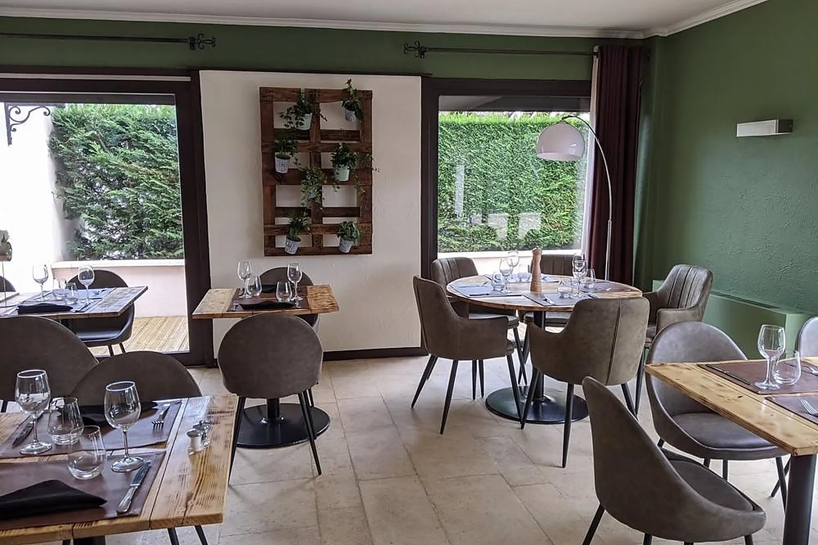 Lieux événementiels, HÔTEL CASTEL BURGOND ET LE DOUBLE V RESTAURANT