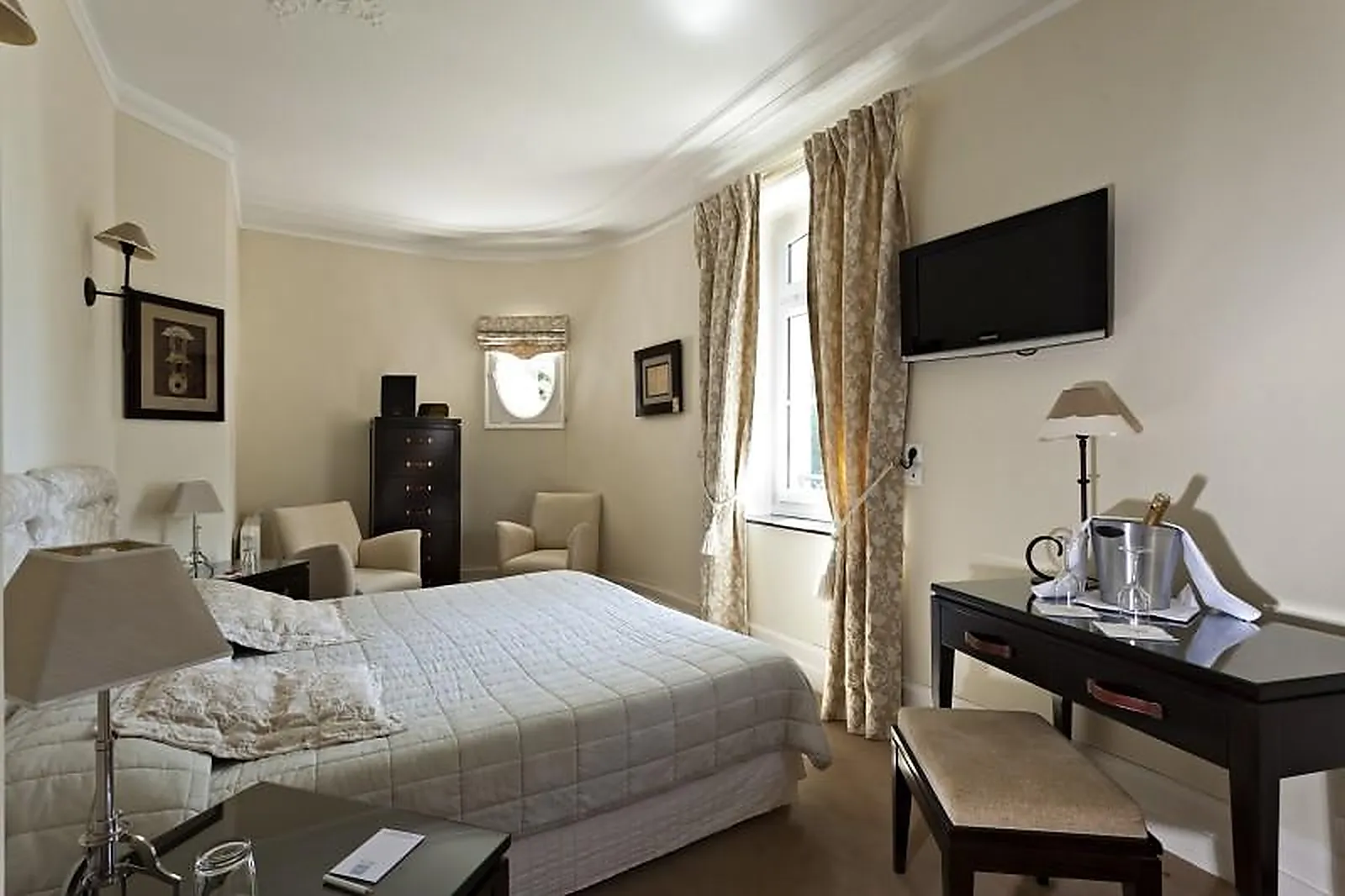 Lieux événementiels, HÔTEL CHÂTEAU CLÉRY - NAJETI