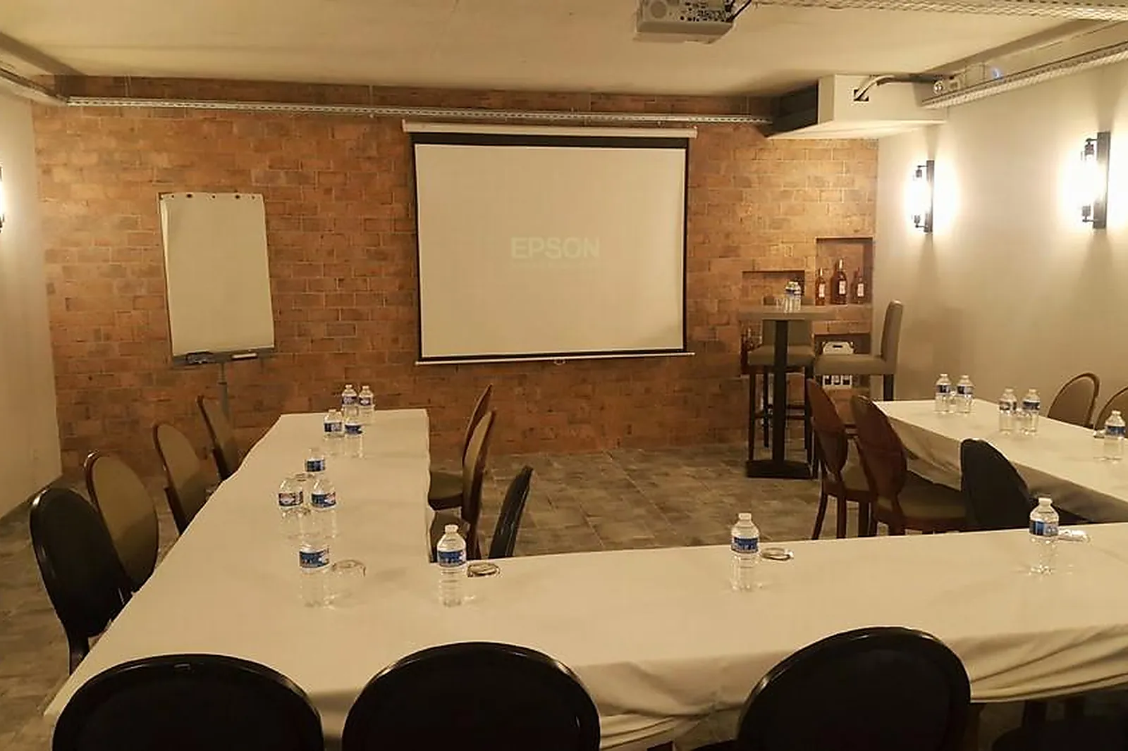 Lieux événementiels, HOTEL HOLIDAYS AND WORK