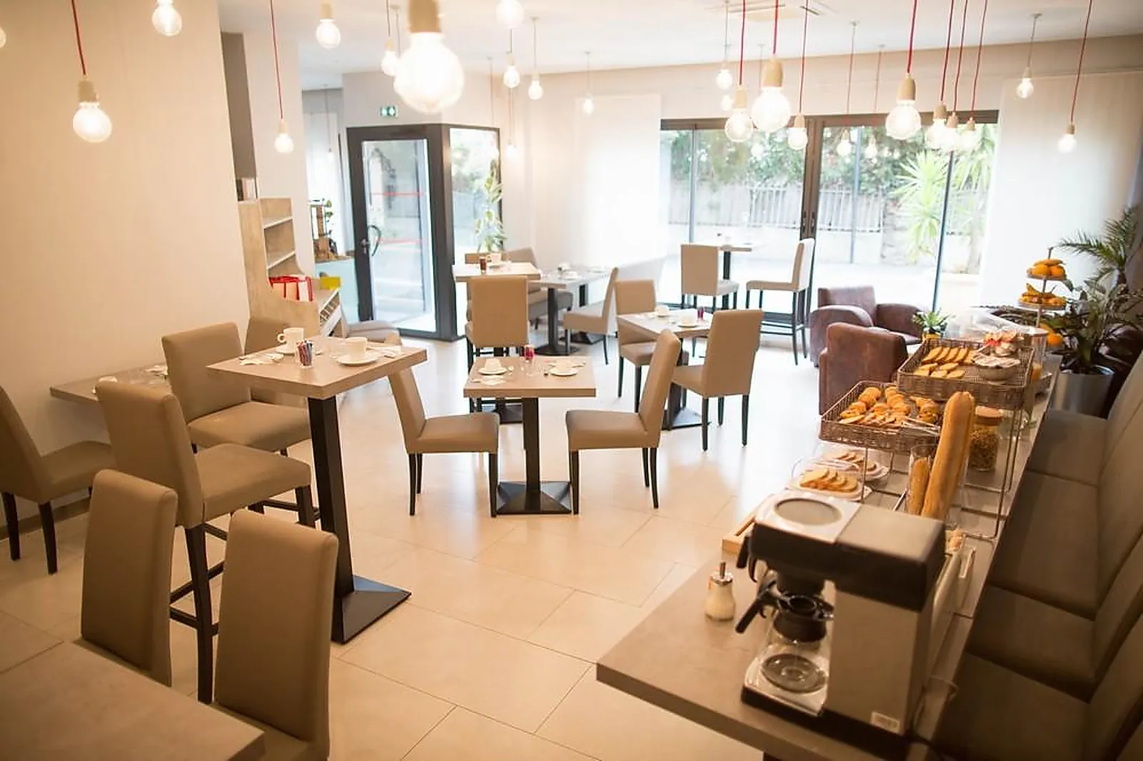 Lieux événementiels, HOTEL HOLIDAYS AND WORK