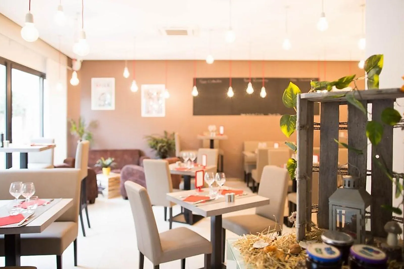 Lieux événementiels, HOTEL HOLIDAYS AND WORK