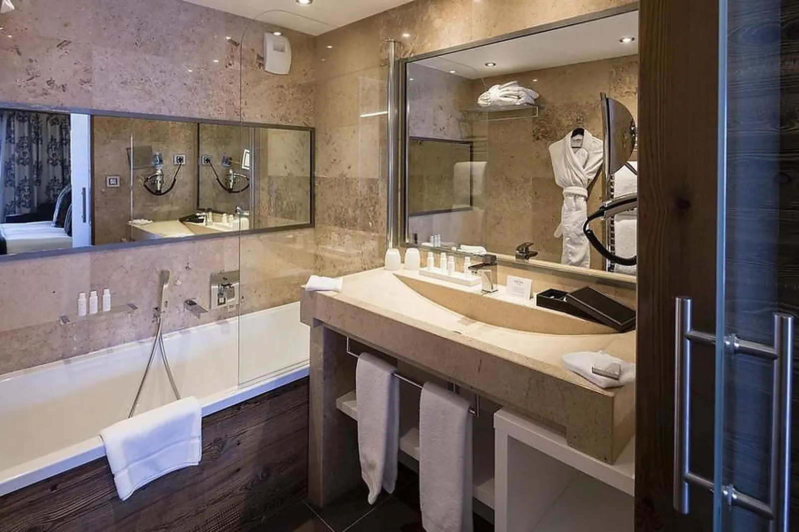 Lieux événementiels, HÔTEL KOH-I NOR