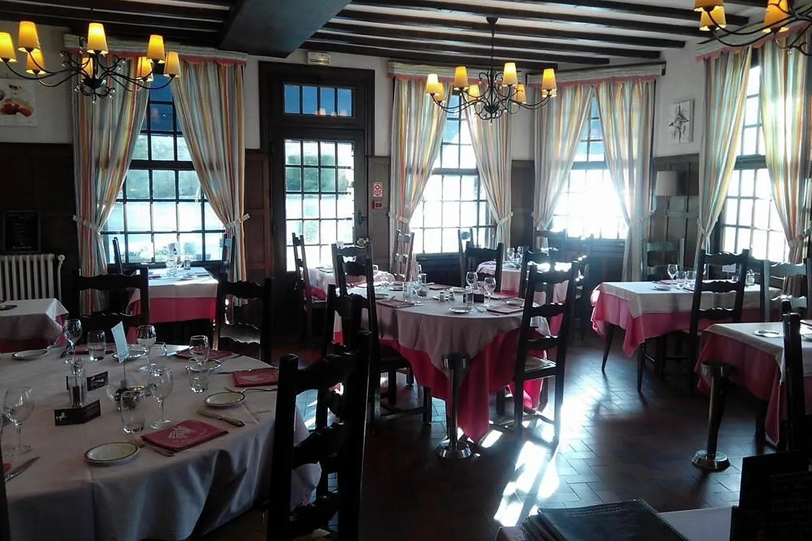 Lieux événementiels, HOTEL LE CHEVAL BLANC