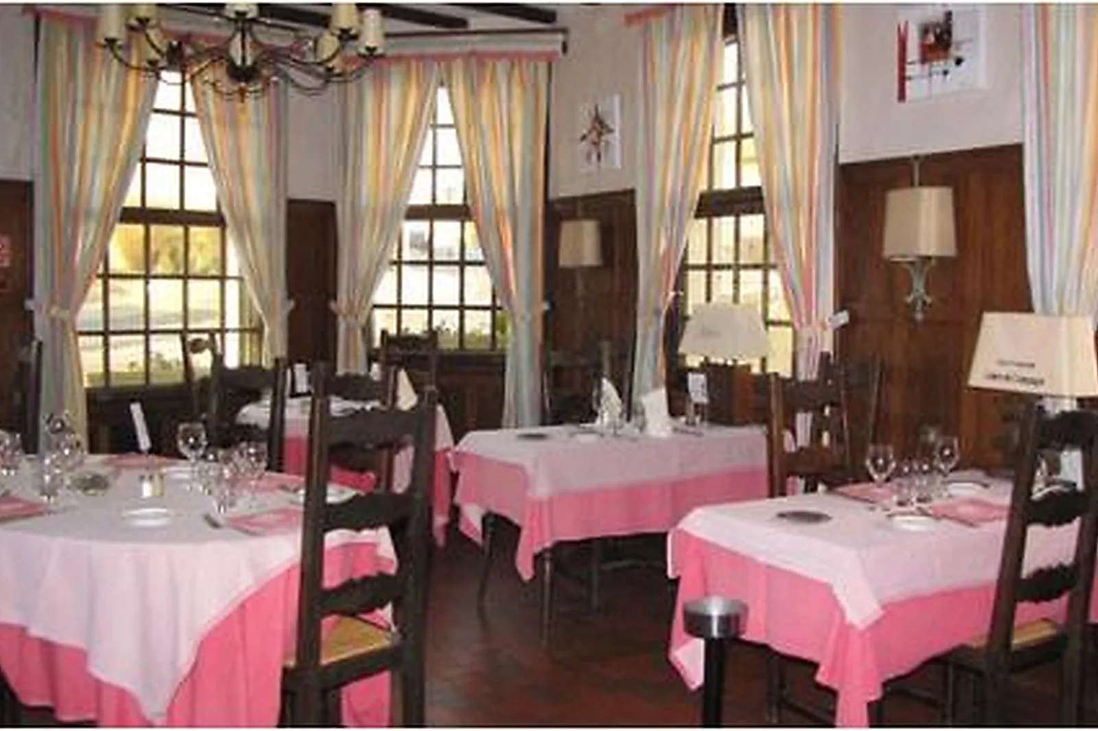 Lieux événementiels, HOTEL LE CHEVAL BLANC