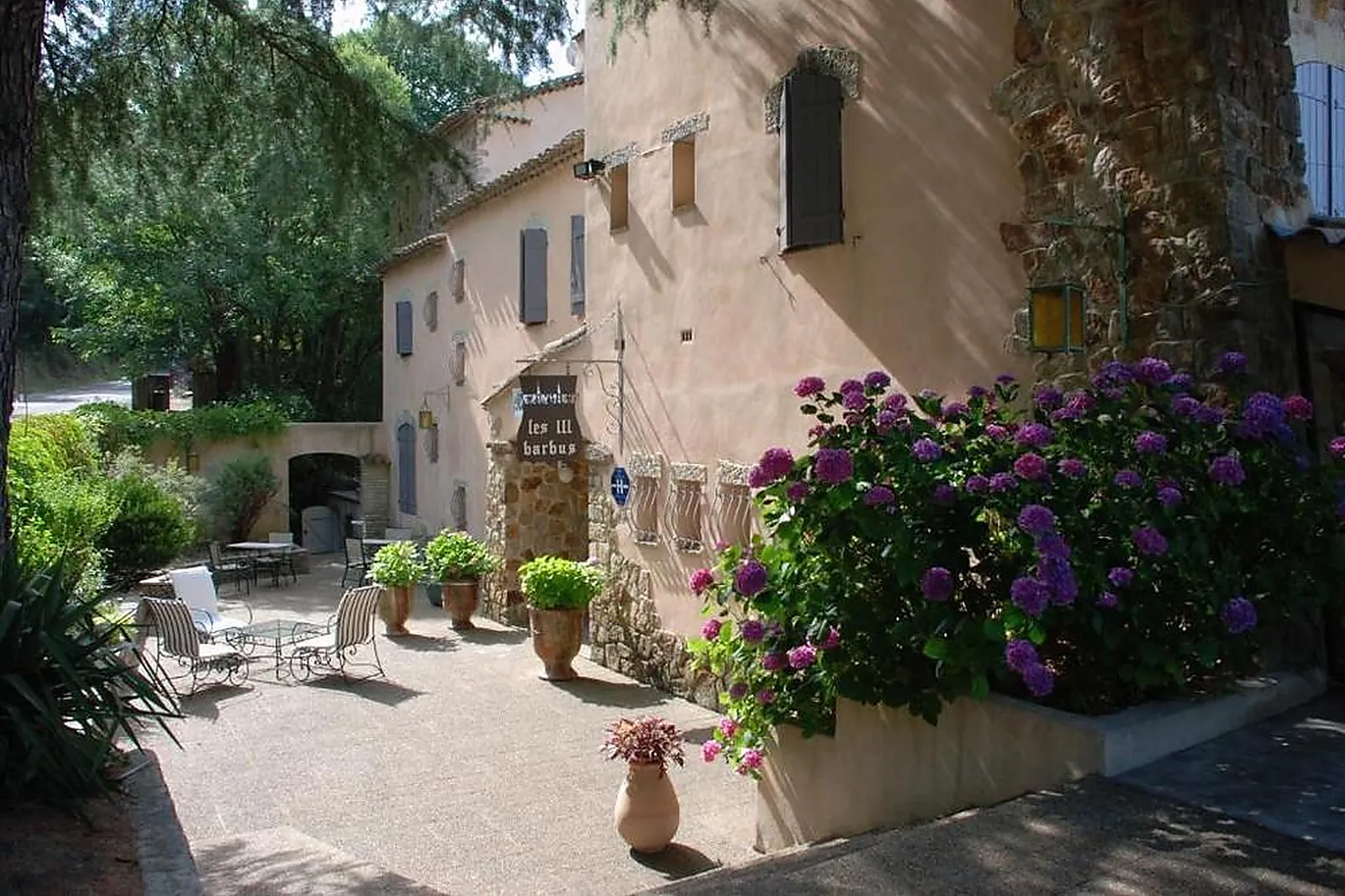 Lieux événementiels, HÔTEL LES 3 BARBUS