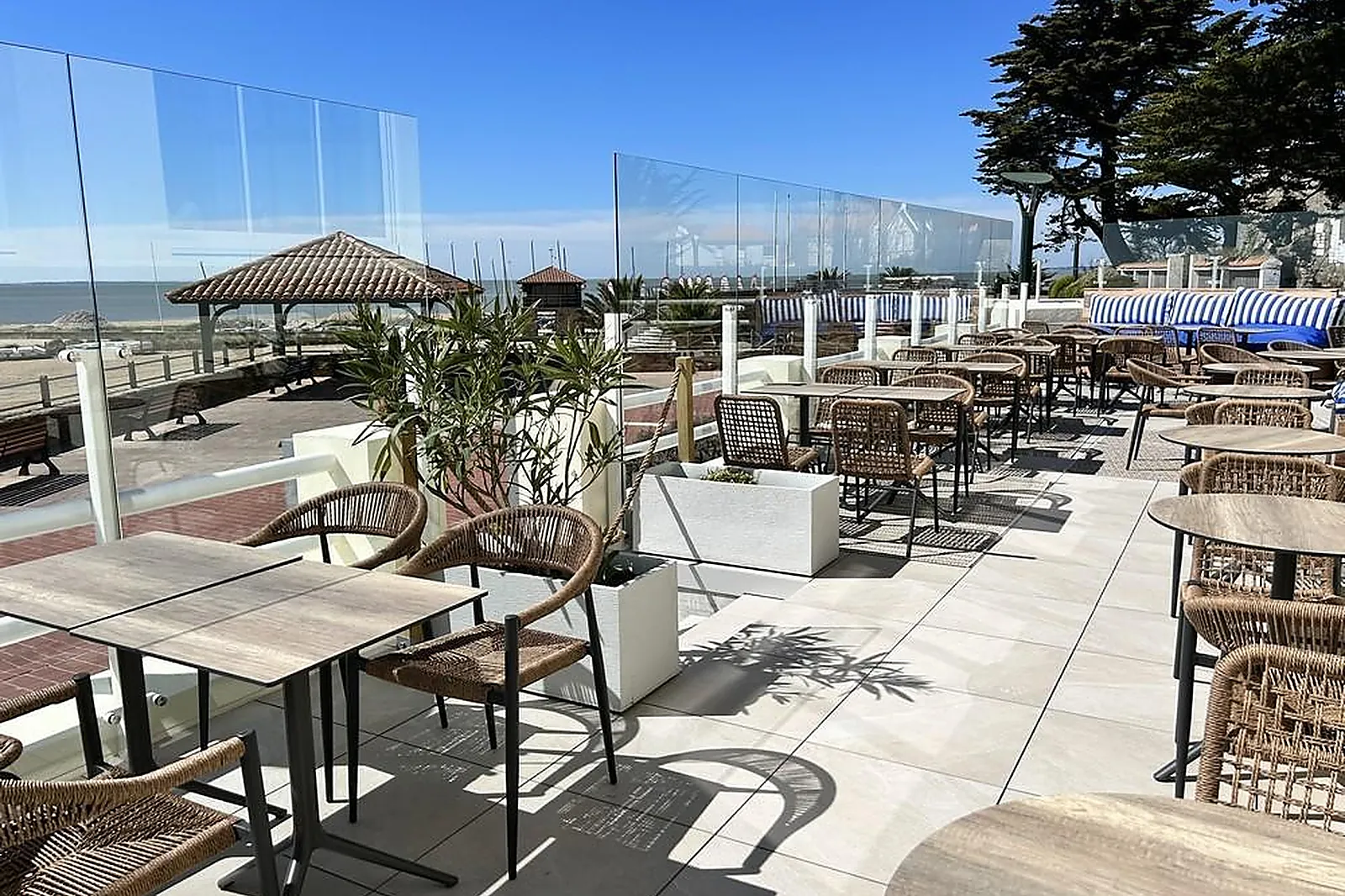 Lieux événementiels, HÔTEL RESTAURANT BAR LE GRAND LARGE