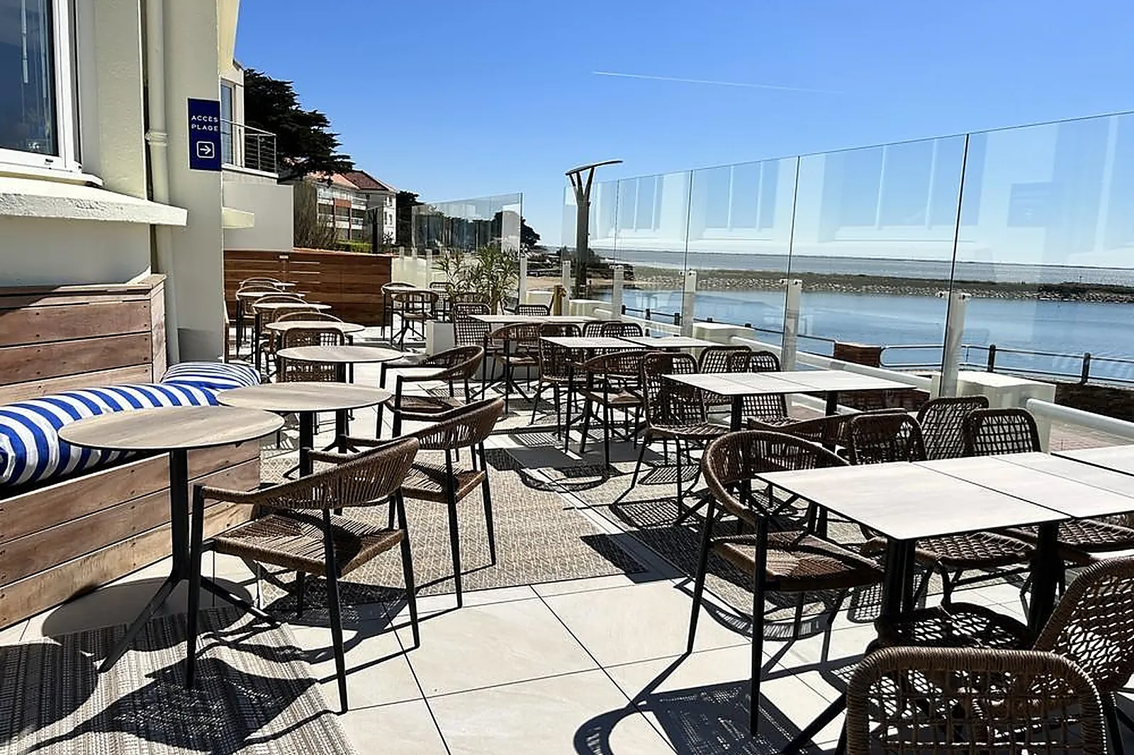 Lieux événementiels, HÔTEL RESTAURANT BAR LE GRAND LARGE