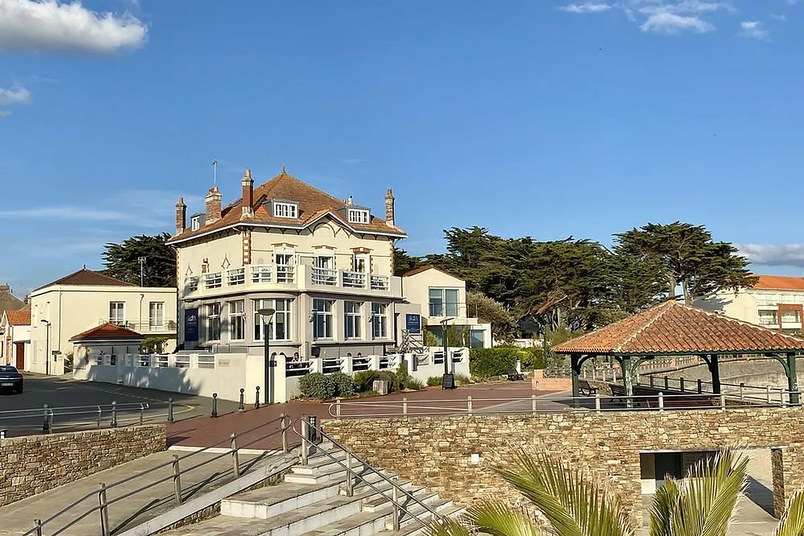 Lieux événementiels, HÔTEL RESTAURANT BAR LE GRAND LARGE