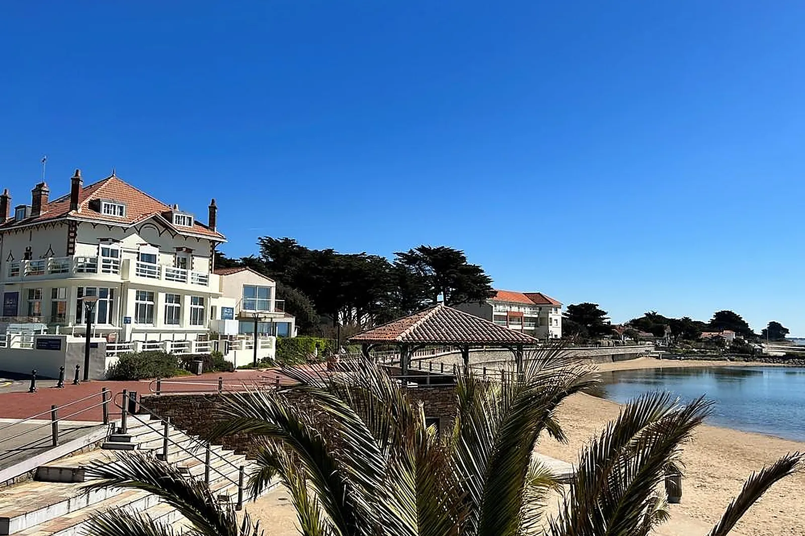 Lieux événementiels, HÔTEL RESTAURANT BAR LE GRAND LARGE