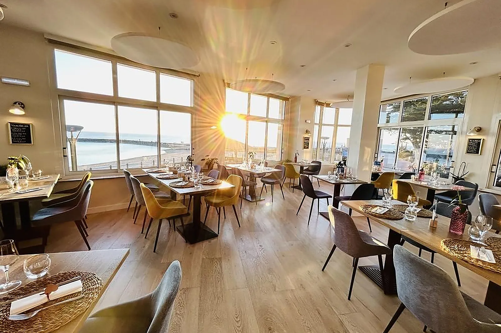 Lieux événementiels, HÔTEL RESTAURANT BAR LE GRAND LARGE