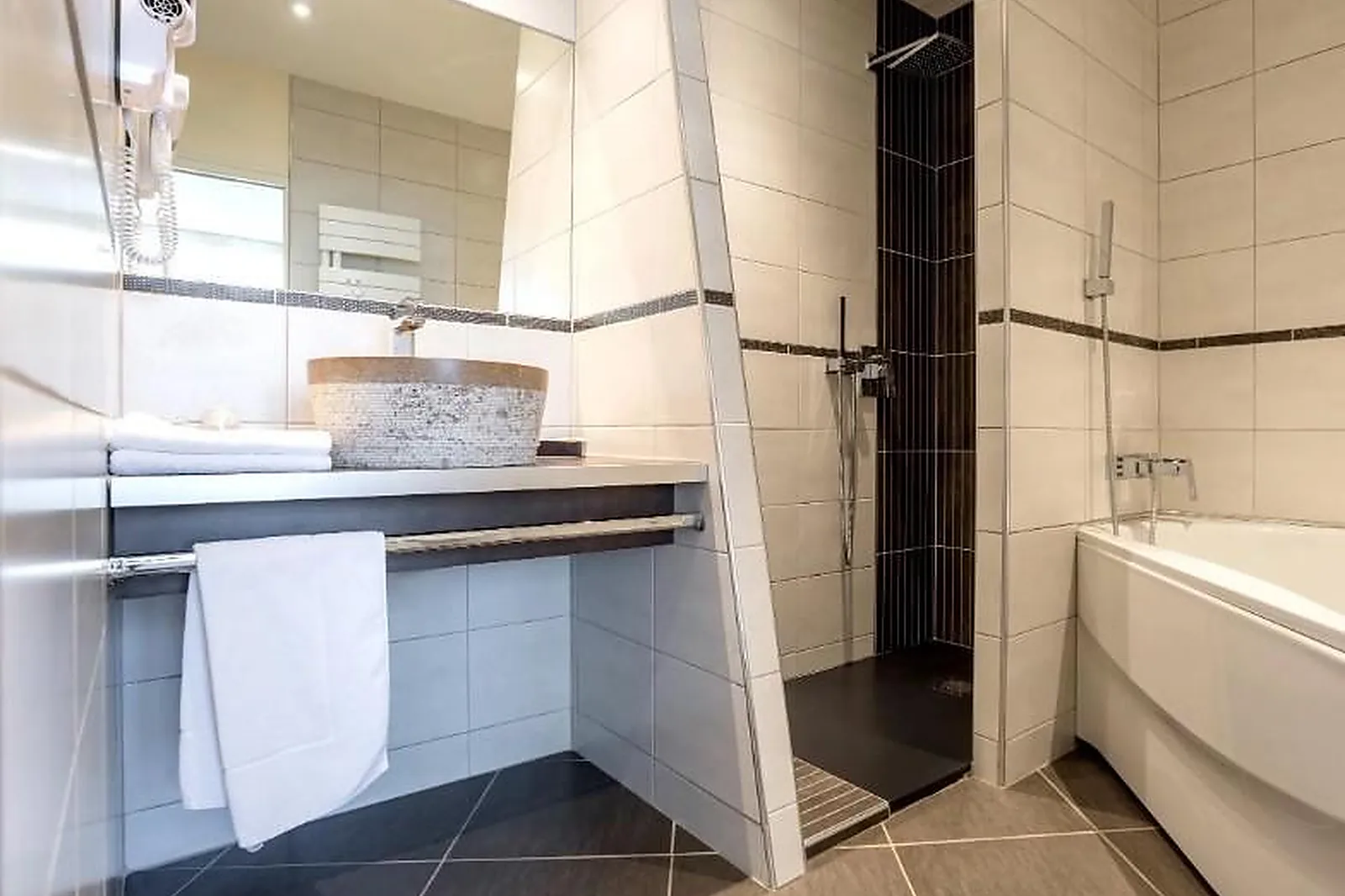 Lieux événementiels, HÔTEL RESTAURANT CHEZ NOUS