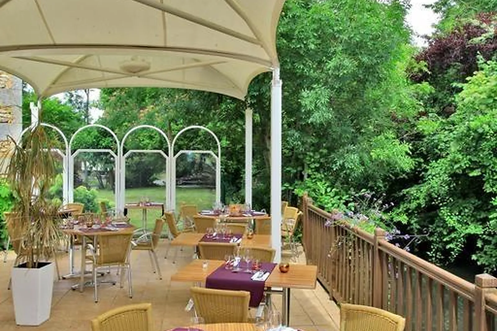 Lieux événementiels, HÔTEL RESTAURANT LE CHEVAL BLANC ET CLOVIS