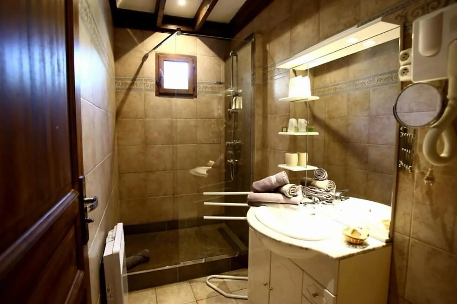 Lieux événementiels, HÔTEL RESTAURANT LES CÈDRES