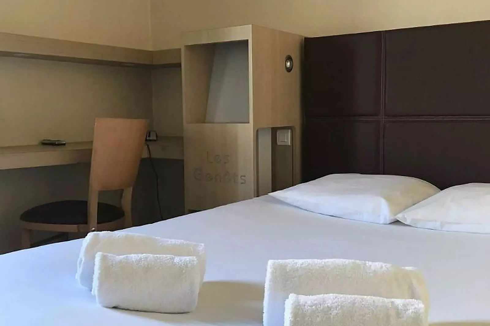 Lieux événementiels, HÔTEL RESTAURANT LES GENÊTS