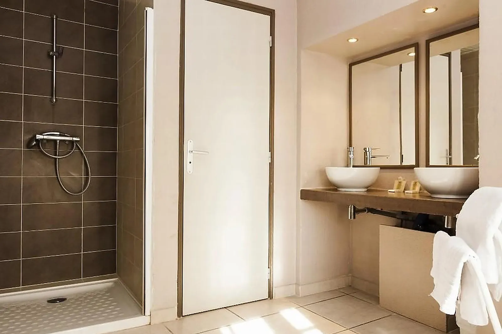 Lieux événementiels, HÔTEL RESTAURANT LES MAGNANARELLES