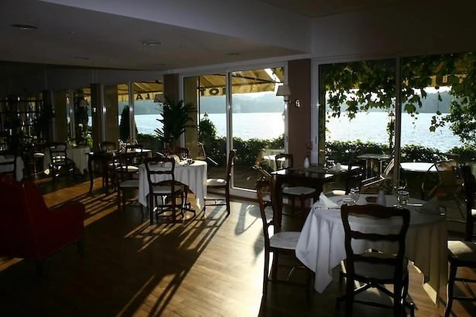 Lieux événementiels, HÔTEL DU LAC NEUVIC