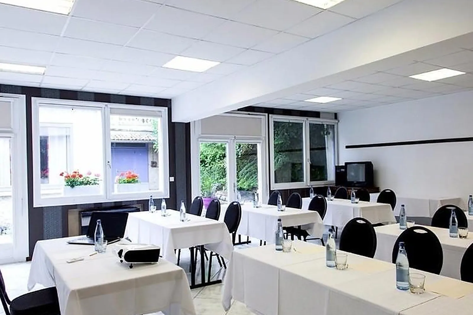 Lieux événementiels, HOTEL DU LAC DE MADINE