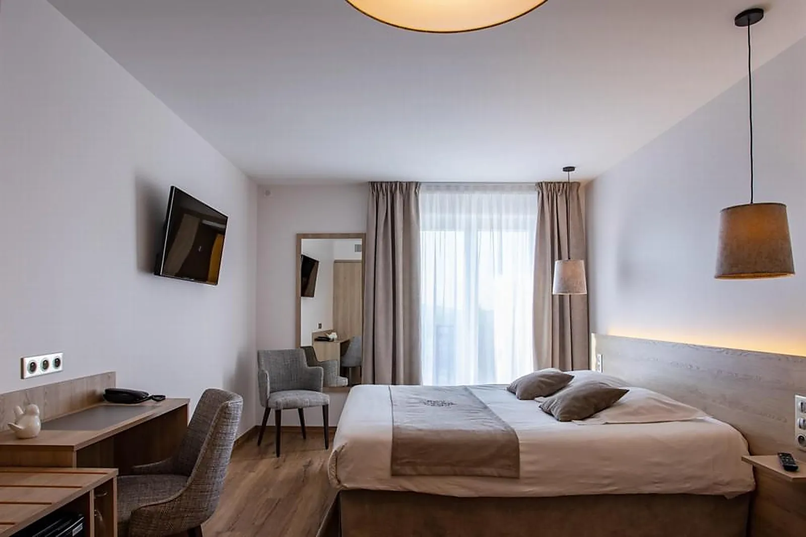 Lieux événementiels, HOTEL DU LAC DE MADINE