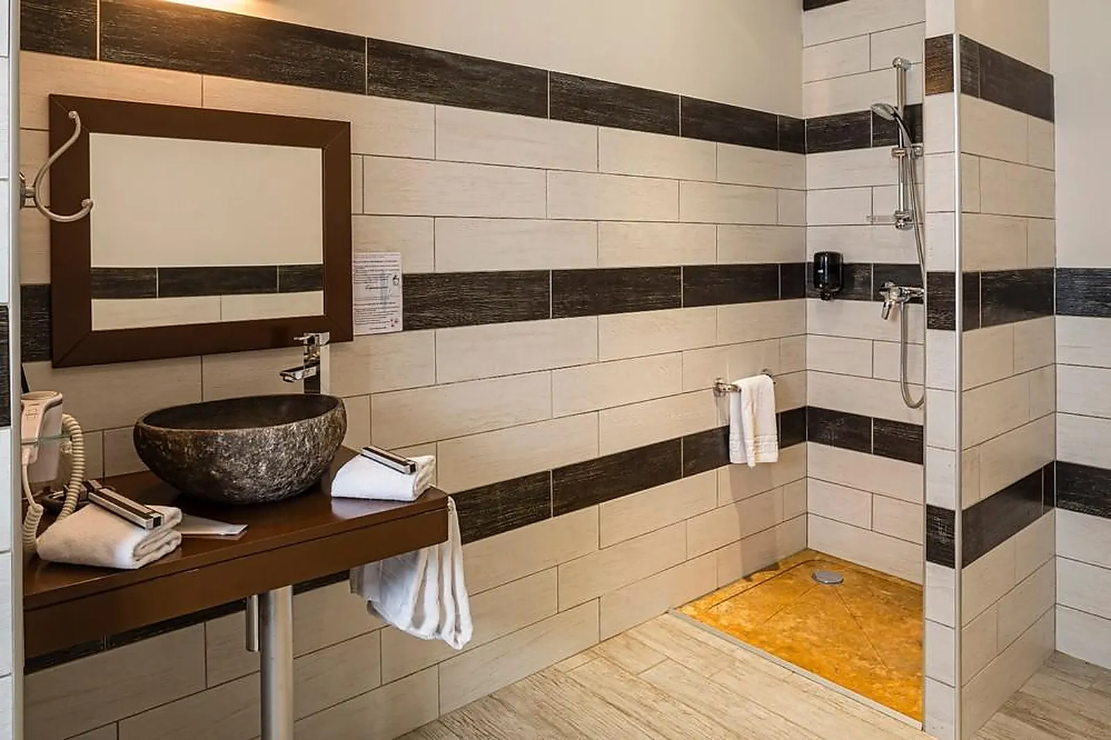 Lieux événementiels, HÔTEL LE YA'TIS