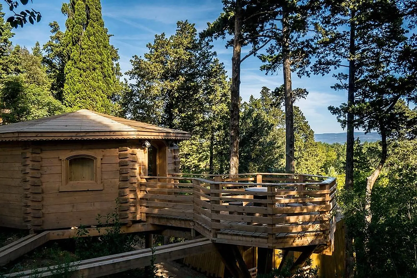 Lieux événementiels, HÔTEL LES CABANES DANS LES BOIS