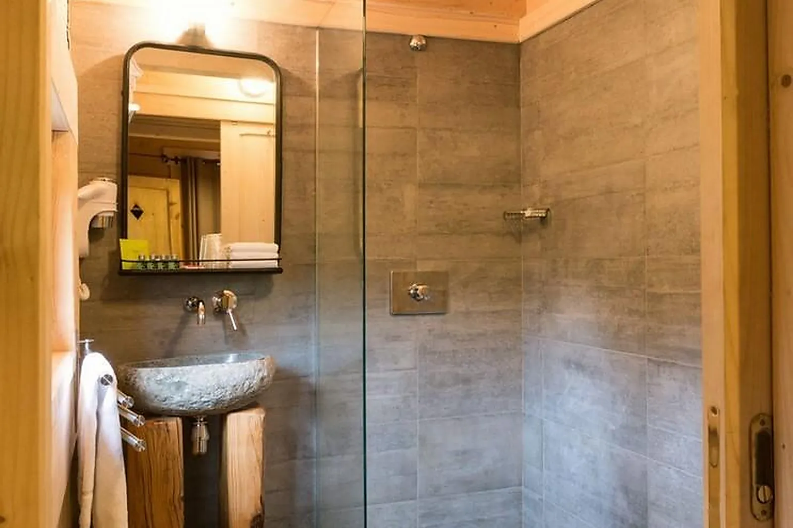 Lieux événementiels, HÔTEL LES CABANES DANS LES BOIS