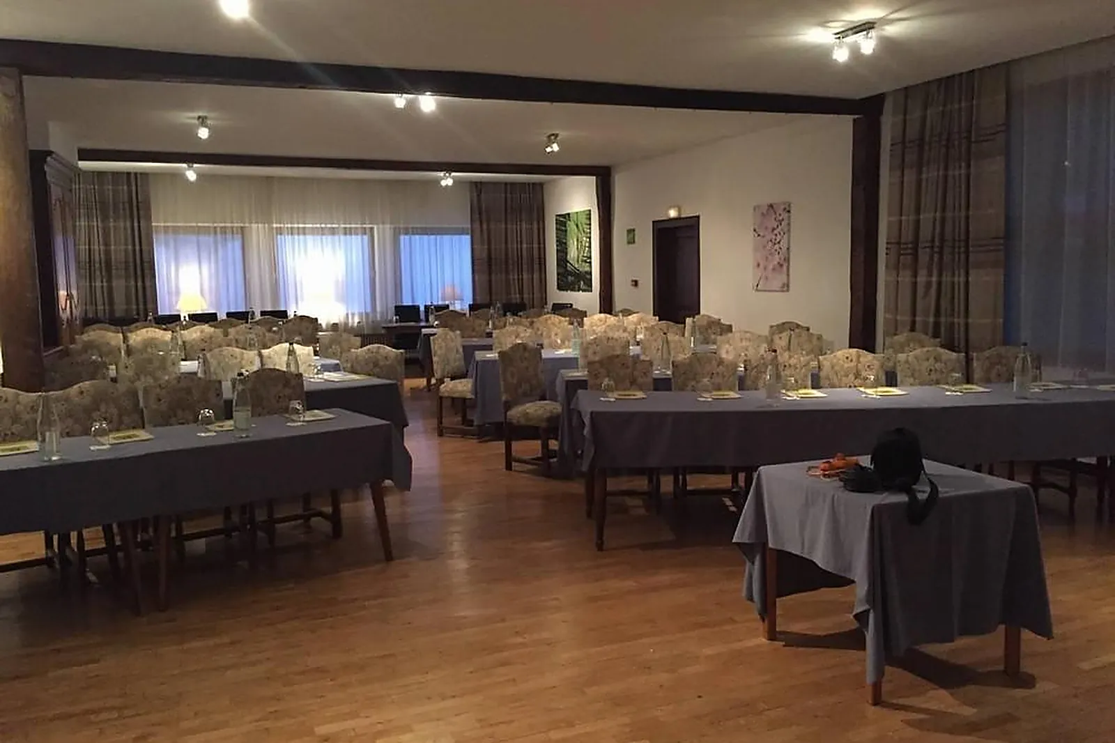 Lieux événementiels, HÔTEL-RESTAURANT AUX TROIS ROSES