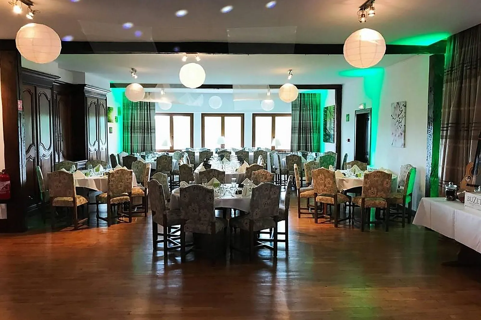 Lieux événementiels, HÔTEL-RESTAURANT AUX TROIS ROSES