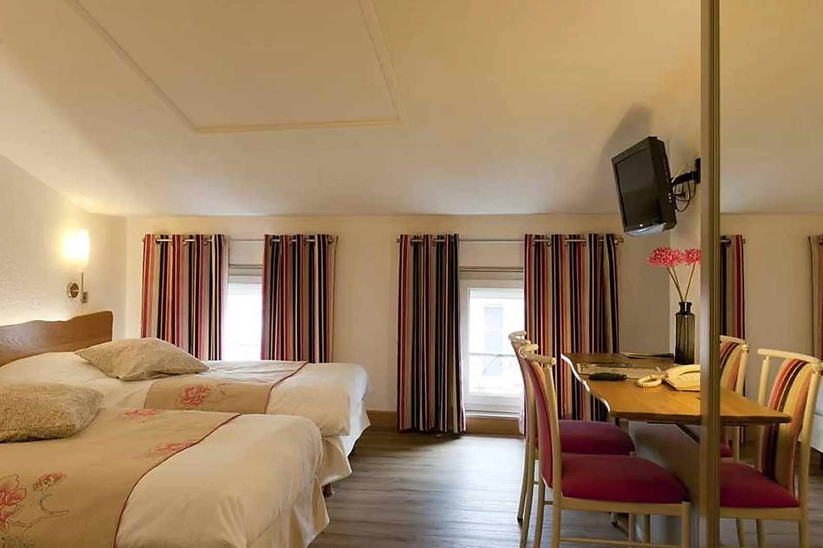 Lieux événementiels, HÔTEL RESTAURANT LE CHEVAL ROUGE