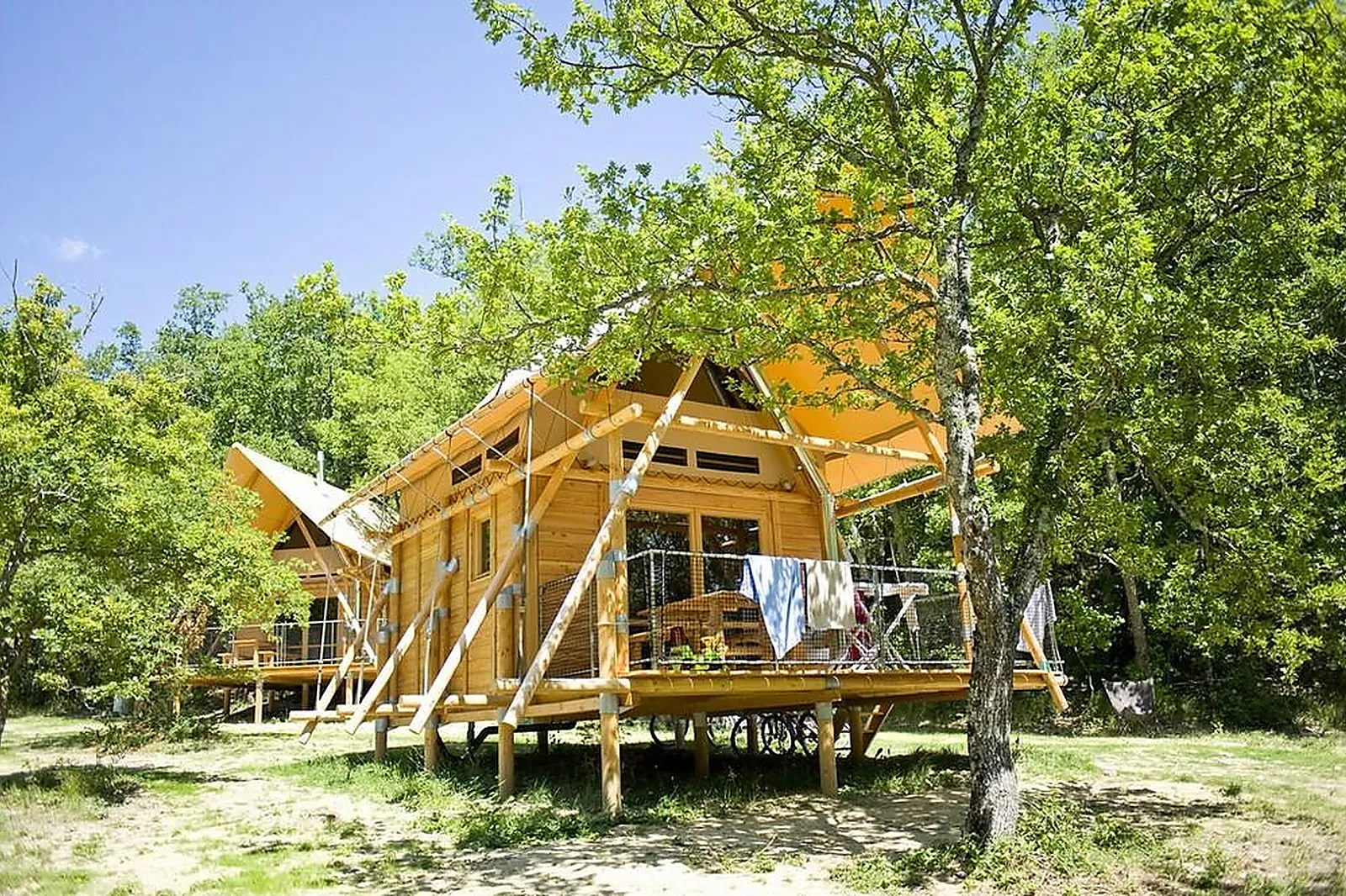 Lieux événementiels, HUTTOPIA DIEULEFIT