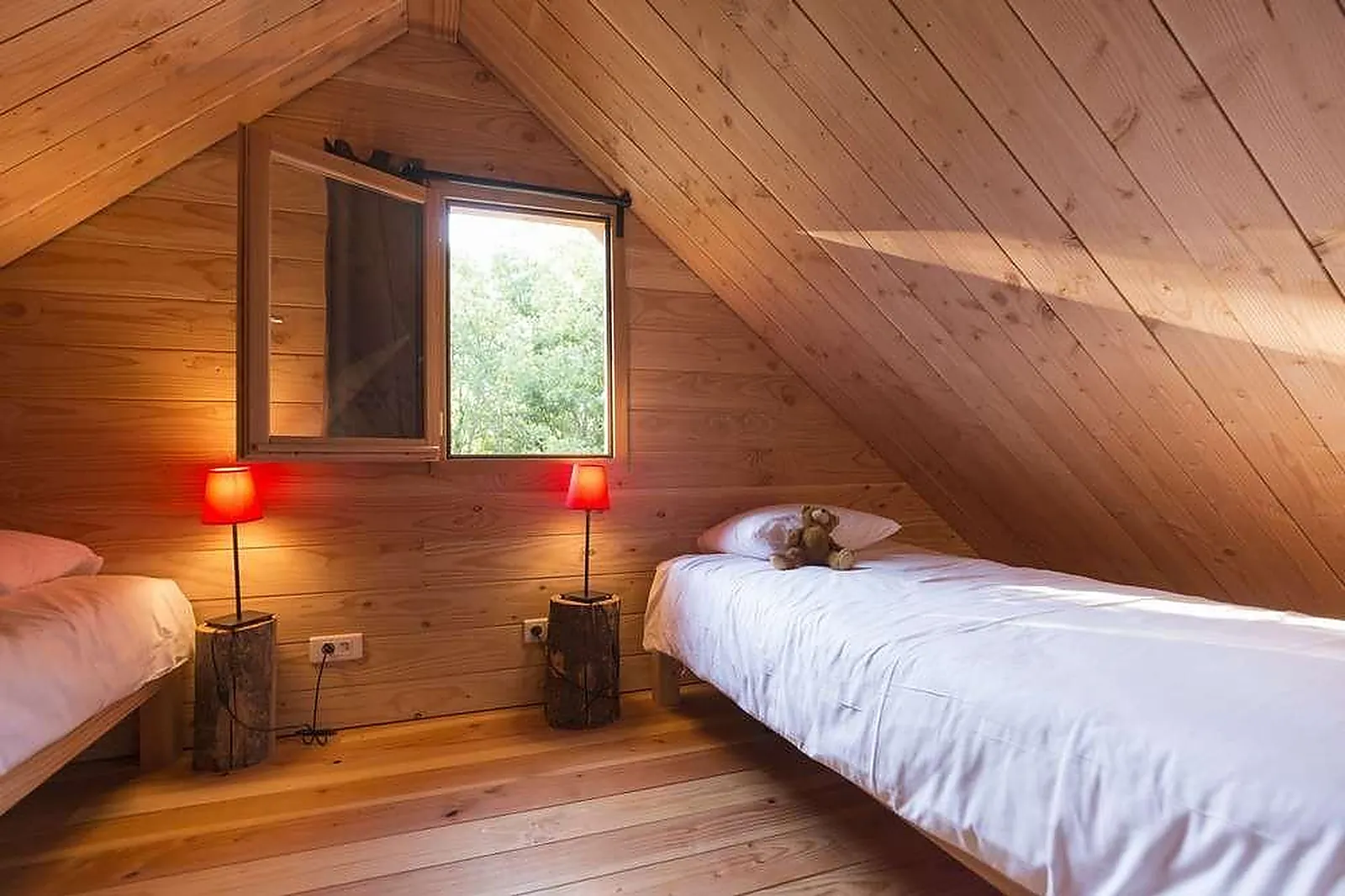 Lieux événementiels, HUTTOPIA SUD ARDÈCHE