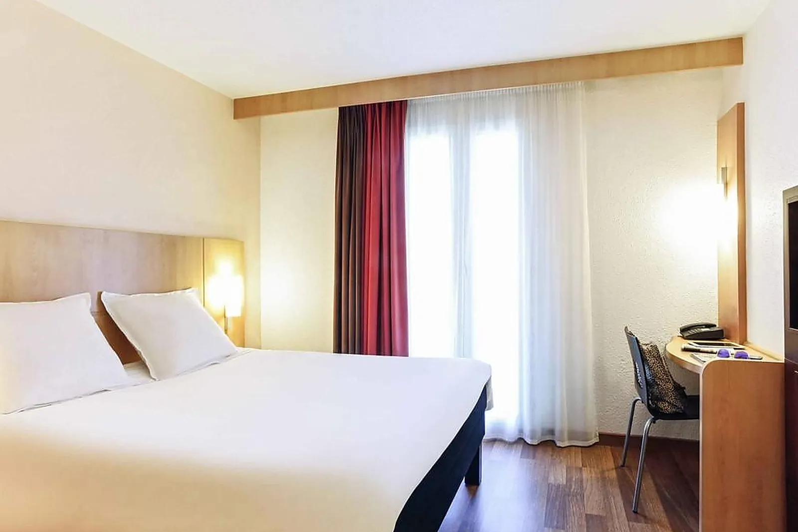 Lieux événementiels, IBIS HYÈRES CENTRE