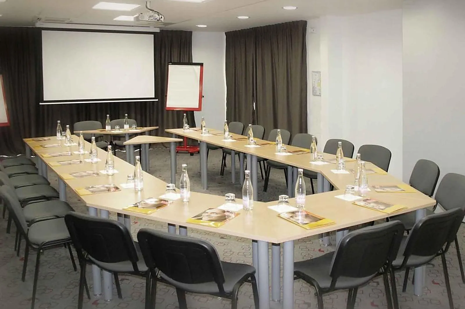 Lieux événementiels, IBIS ISTRES TRIGANCE