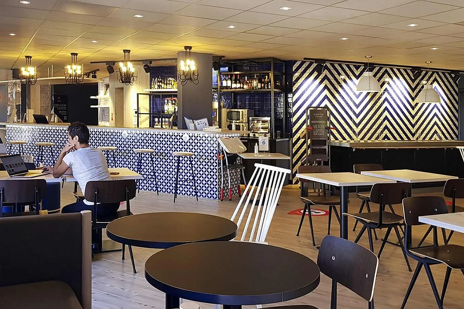 Lieux événementiels, IBIS MANOSQUE CADARACHE