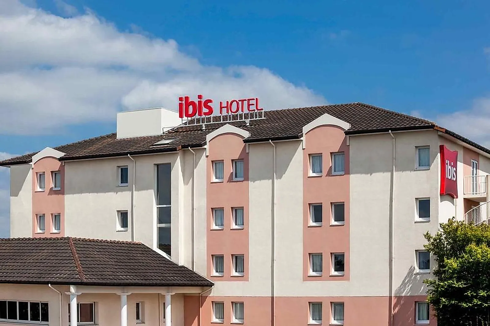 Lieux événementiels, IBIS PAU LESCAR