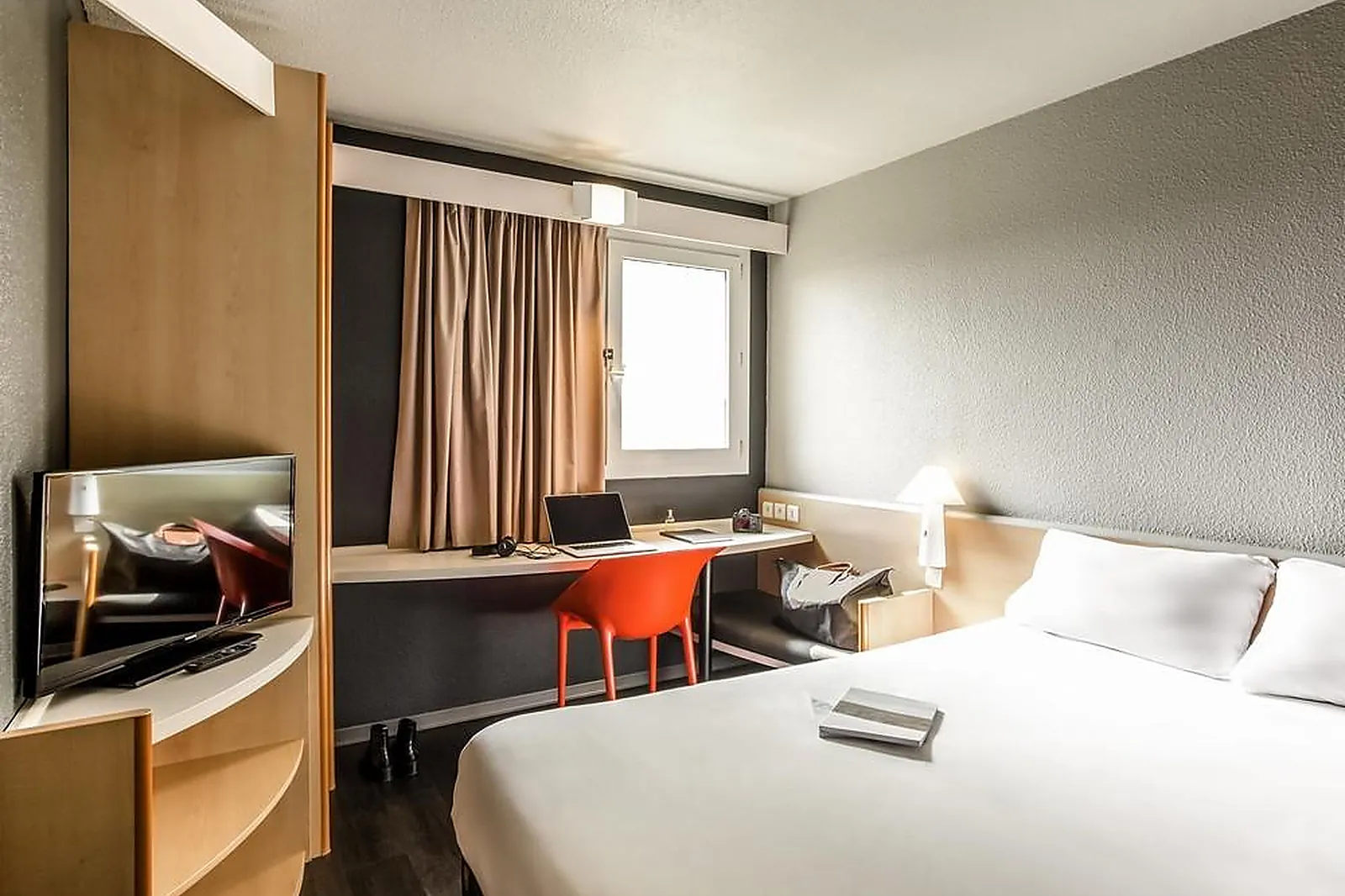 Lieux événementiels, IBIS PAU LESCAR