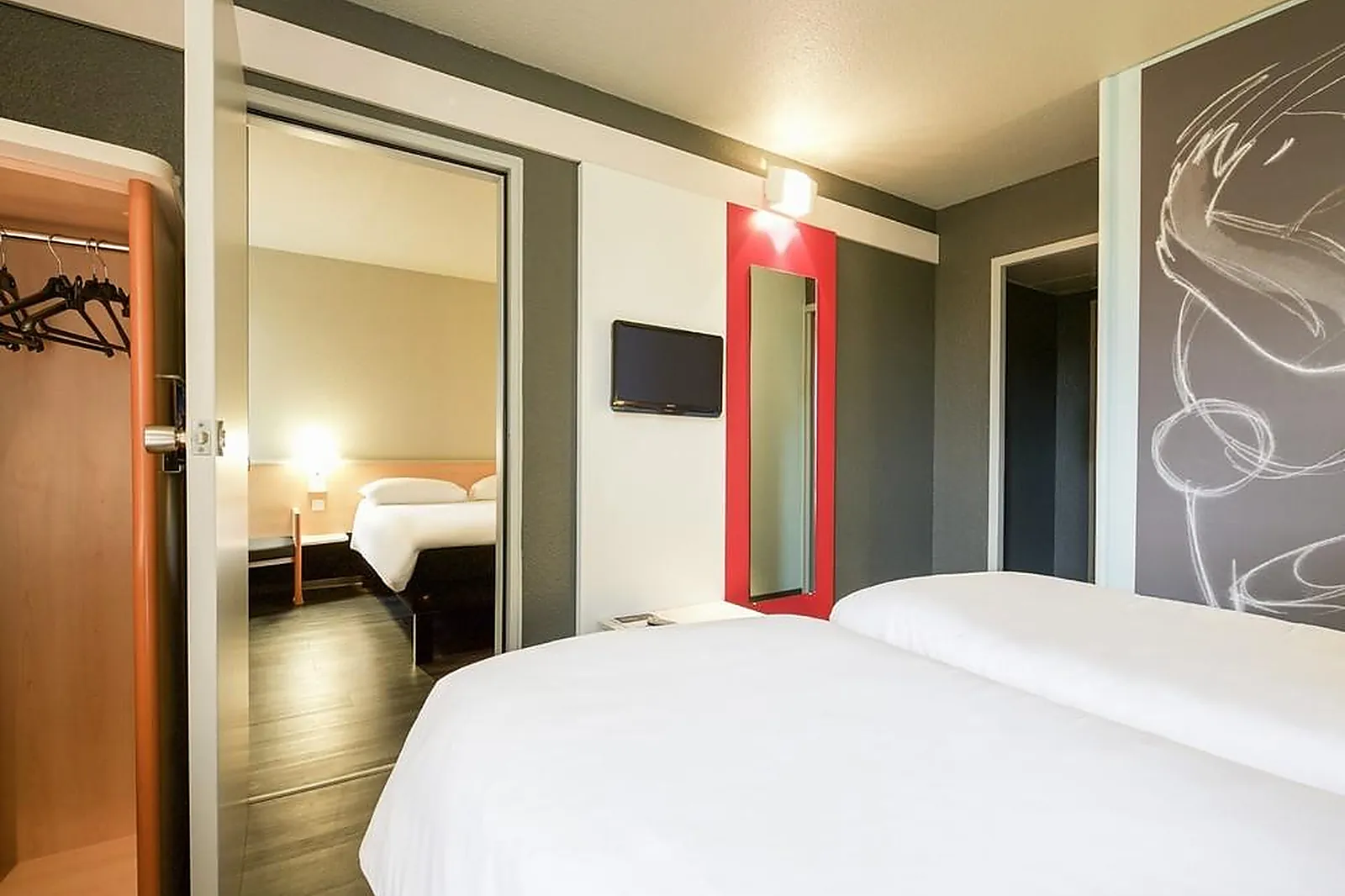 Lieux événementiels, IBIS PAU LESCAR