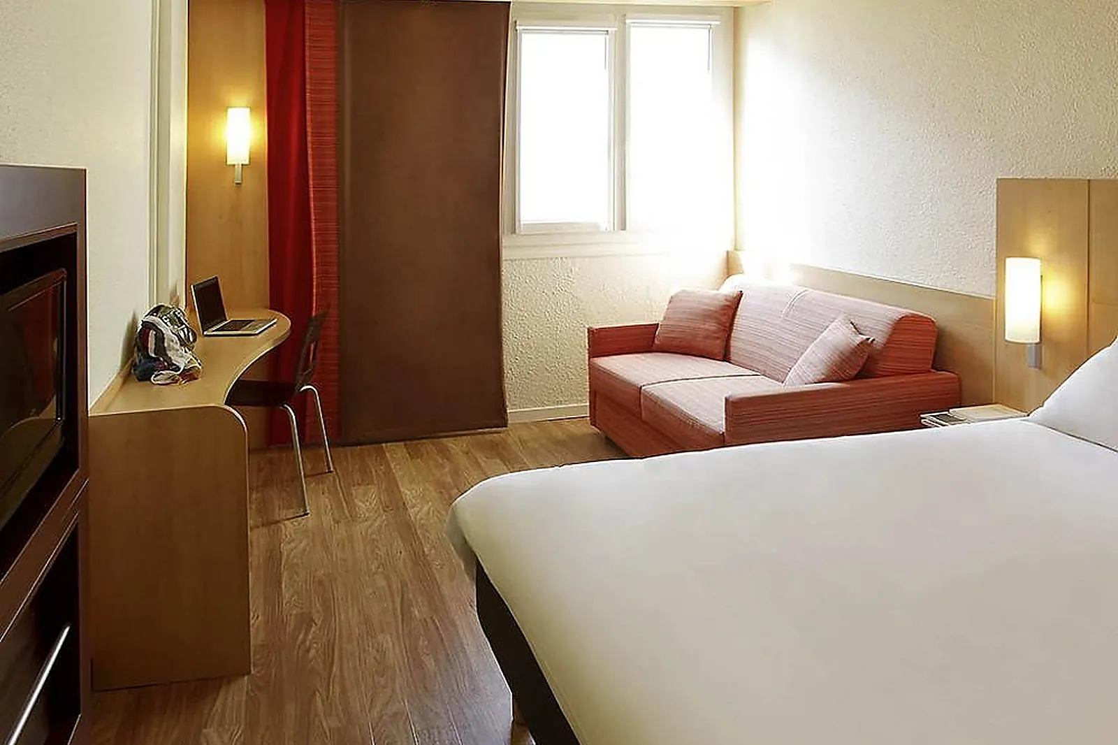 Lieux événementiels, IBIS ROANNE