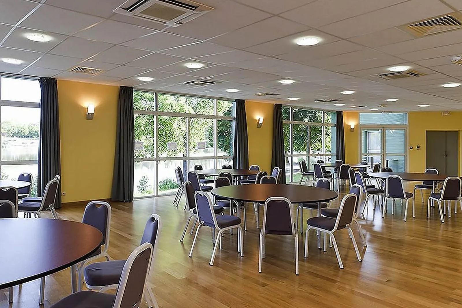 Lieux événementiels, IBIS STYLES BOURBON LANCY