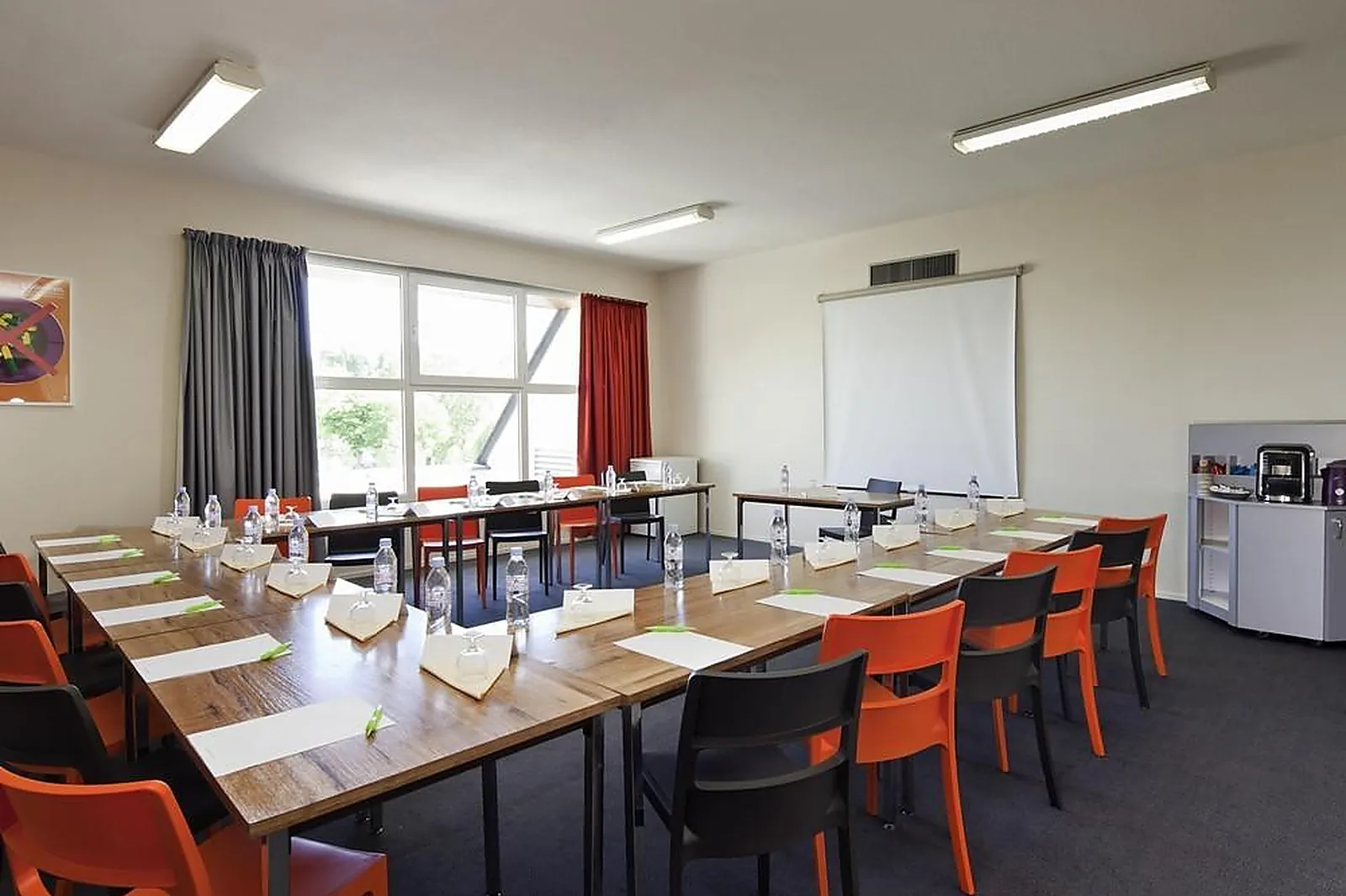 Lieux événementiels, IBIS STYLES CHINON