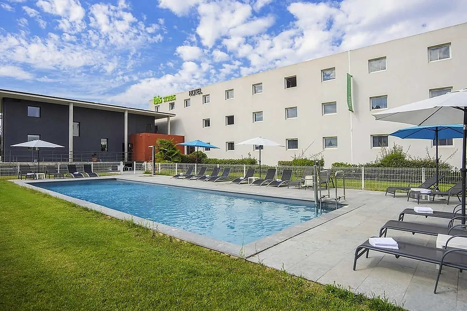 Lieux événementiels, IBIS STYLES PERTUIS