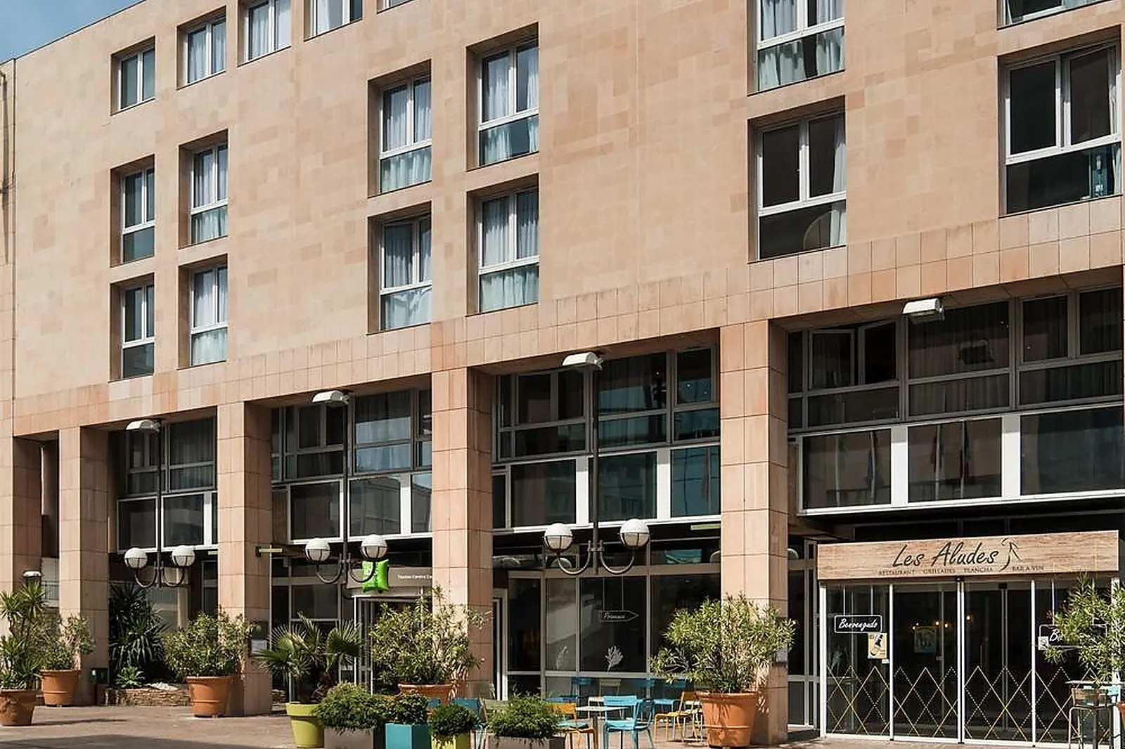 Lieux événementiels, IBIS STYLES TOULON CENTRE PORT