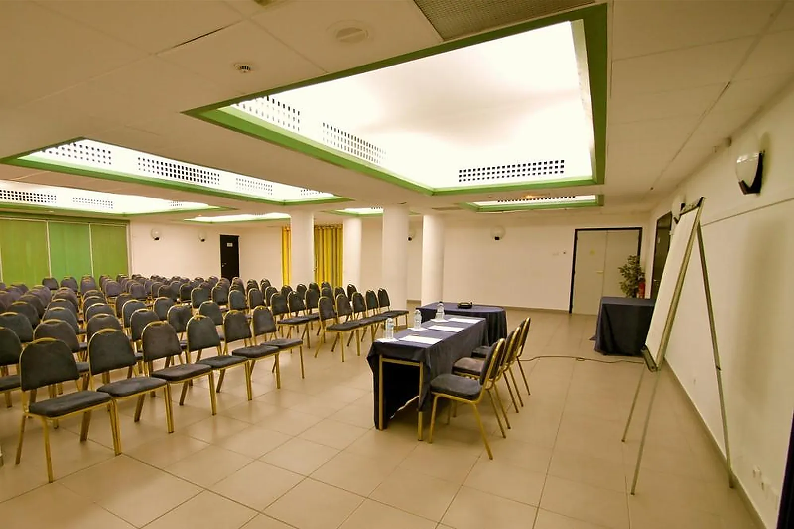 Lieux événementiels, KARIBEA SQUASH HÔTEL