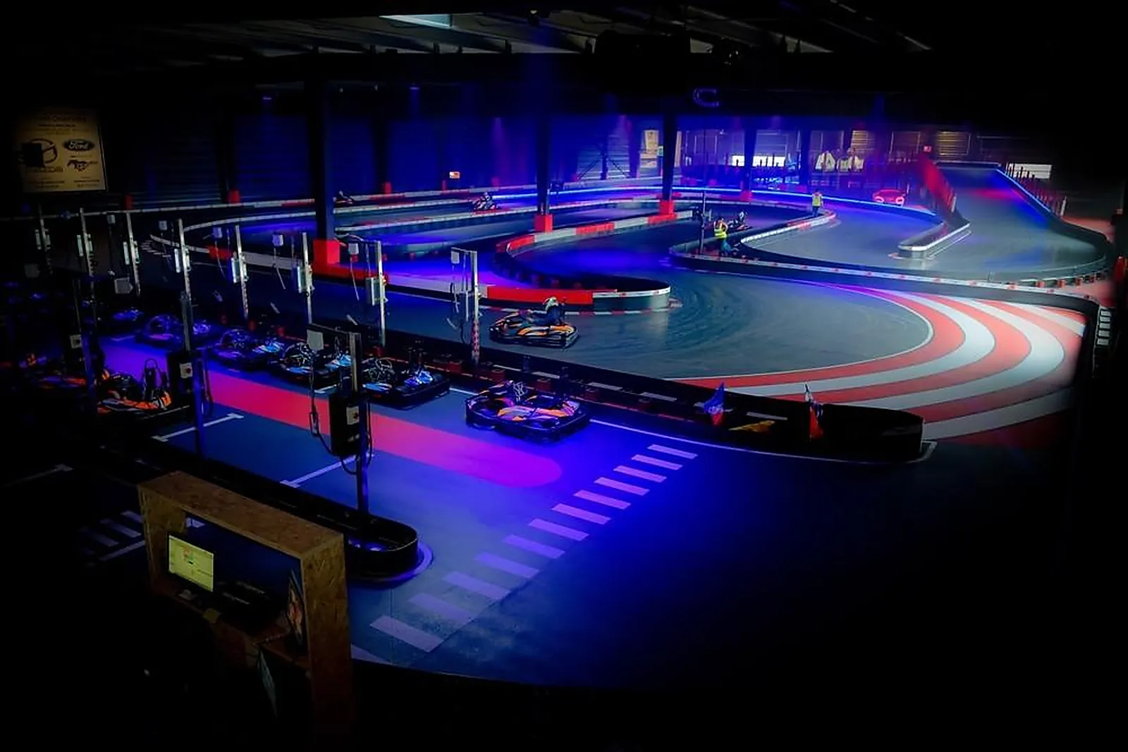 Lieux événementiels, KARTING DE CHARTES