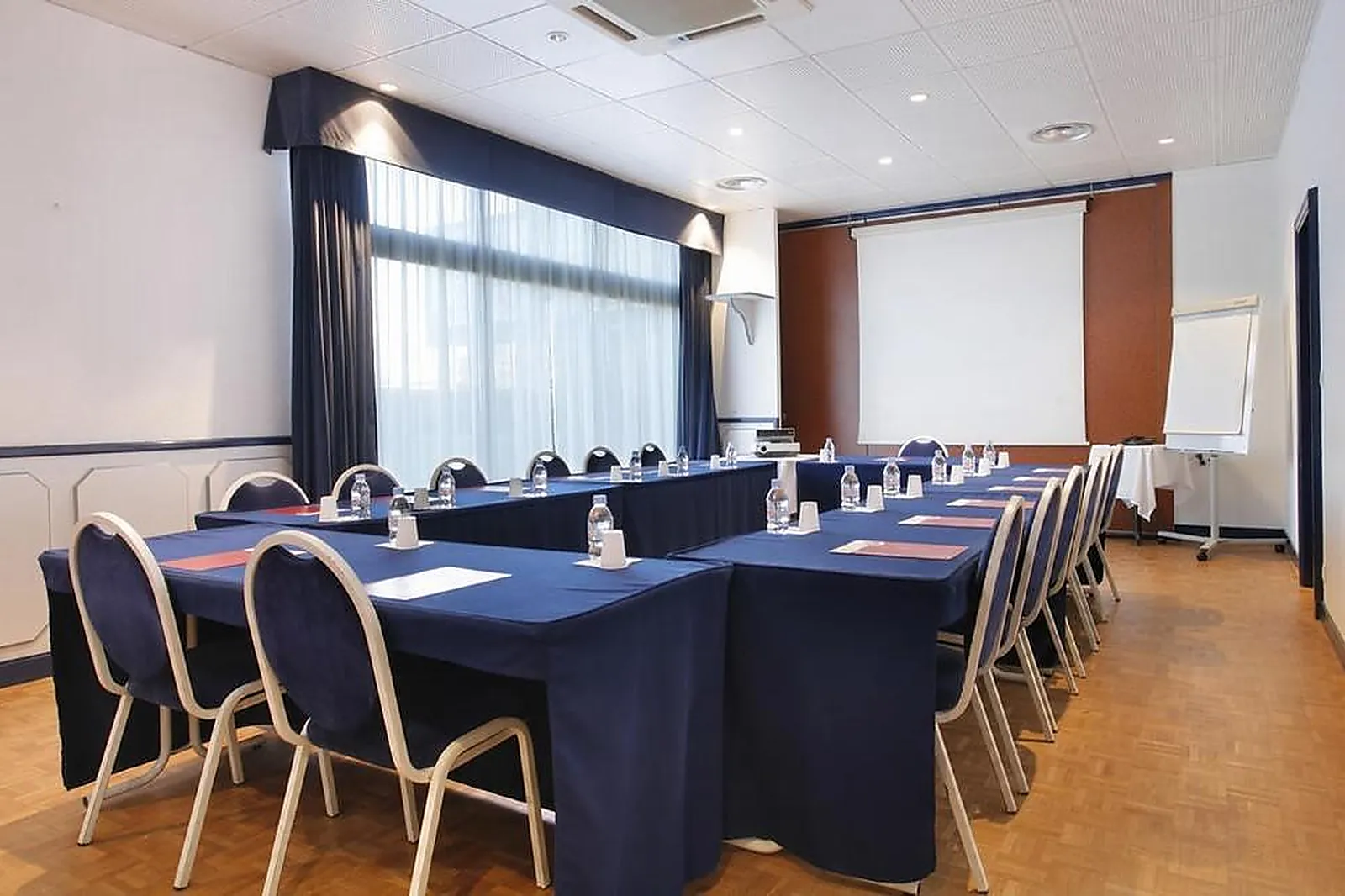 Lieux événementiels, KYRIAD DIRECT LES 3 MARCHES