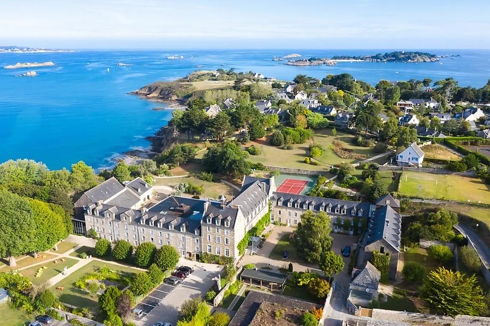 Lieux événementiels, L'ABBAYE DE ST-JACUT DE LA MER