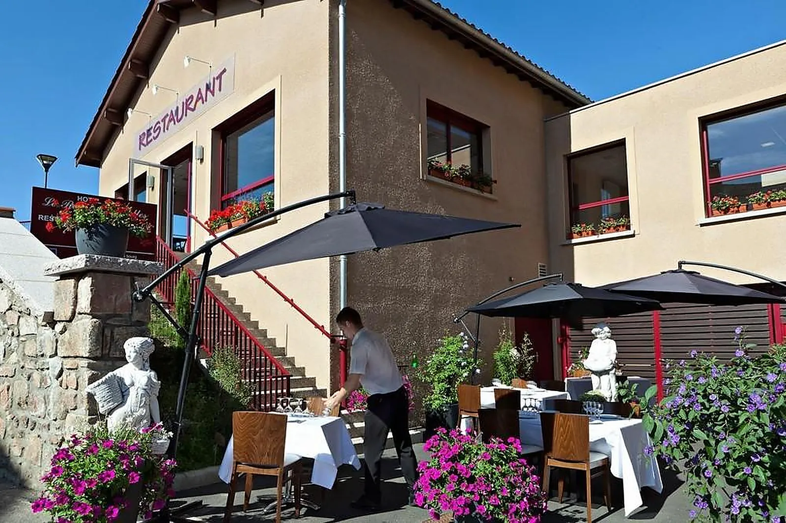 Lieux événementiels, LL&RSQUO;ESCALE HALLOAISE