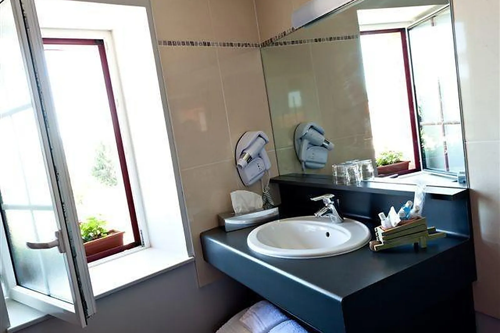 Lieux événementiels, LL&RSQUO;ESCALE HALLOAISE